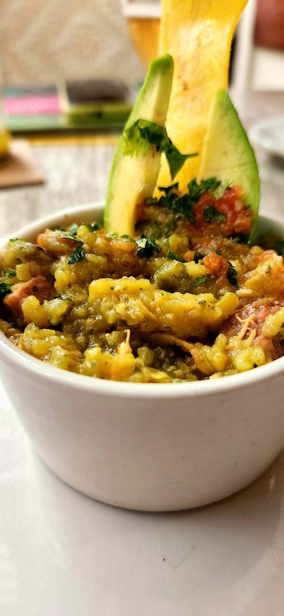 tatogourmet's tweet photo. La Cocina para el alma en CALI.

RESEÑA: Restaurante RINGLETE #calicolombia🇨🇴 

Para comenzar con esta reseña, es importante que entendamos el valor que tuvieron, han tenido y tienen para el alma, nuestros sancochos, arroces y piquetes a lo largo de nuestra historia.  Creo que esto es un motivo suficiente para dejar de hablar mal de nuestros platos. (Además todo natural y con cocciones largas...); nuestras cocinas son increíbles! ❤️... "obvio, bien preparadas...🤪". 

Por favor vean la foto #2.  Ese fue el primer plato que llegó a la mesa. 

Poco detalle, vajilla sencilla, ordinaria (referente a que es común) y luego, en su interior guardaba la razón de ser de un restaurante.🥹  ¡RESTAURAR!

La primera cucharada que me metí a la boca y su sabor toca la puerta al corazón...❤️. 

SANCOCHO VALLUNO: Una sopa con una textura justa y perfecta para sentir el fondo más exquisito en la composición de sus ingredientes.  Gallina,  platano verde,  yuca, cilantro,  todo natural y medido en salinidad + unos ahumados en el retrogusto nasal para suspirar 🙈  

Un plato exquisito,  opaca cualquier otro "pero", de otro plato no tan bueno que se pueda tener...🤝, pero no era sólo uno. Luego...

ARROZ ATOLLADO (foto 1)  🙈🤤 para comérse la olla entera! 

Un arroz atollado DEBE llevar un arroz que le de la carácteristica de "atollado"; que hace referencia a su textura.  Húmedo, meloso, equilibradoen adobos,  hechocon un gran gustoal paladar... (esto sería un desastre con un grano fino porque no se trata que quede masacotudo). Quedarse "atollado" en su definición y llevado al campo, hablaba del suelo y la carácteristica para que un animal quede atollado.  Este es el mensaje más profundo de nuestro arroz atollado y esta exquisitez traída a una mesa... FELICITACIONES!!🤤🤤🤤

El chicharrón con poco detalle en su cocción y la lulada con aguardiente blanco del Valle tapa roja, no funciona. Luego la probé con un viche y quedó muy bien!

Postres: Fuera de concurso! Qué increíble lugar. ⭐️

Todos los platos cargan con una historia que no es como tal del plato,  es más de quién, por qué y para quién lo preparó.🙂

Las cocinas con carácter y equilibrio se construyen con la vida.👏

 Tato 🍷🍷🍷

#CríticaGastronómica
#foodie #Food #CocinaColombiana #restaurantescali #TatoCríticoGastronómico