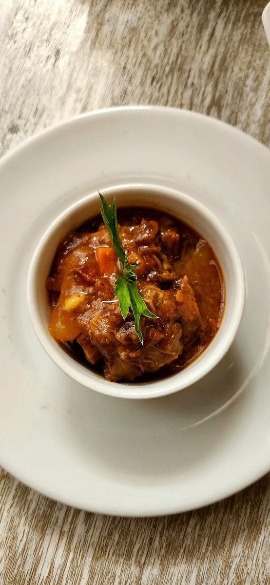 tatogourmet's tweet photo. La Cocina para el alma en CALI.

RESEÑA: Restaurante RINGLETE #calicolombia🇨🇴 

Para comenzar con esta reseña, es importante que entendamos el valor que tuvieron, han tenido y tienen para el alma, nuestros sancochos, arroces y piquetes a lo largo de nuestra historia.  Creo que esto es un motivo suficiente para dejar de hablar mal de nuestros platos. (Además todo natural y con cocciones largas...); nuestras cocinas son increíbles! ❤️... "obvio, bien preparadas...🤪". 

Por favor vean la foto #2.  Ese fue el primer plato que llegó a la mesa. 

Poco detalle, vajilla sencilla, ordinaria (referente a que es común) y luego, en su interior guardaba la razón de ser de un restaurante.🥹  ¡RESTAURAR!

La primera cucharada que me metí a la boca y su sabor toca la puerta al corazón...❤️. 

SANCOCHO VALLUNO: Una sopa con una textura justa y perfecta para sentir el fondo más exquisito en la composición de sus ingredientes.  Gallina,  platano verde,  yuca, cilantro,  todo natural y medido en salinidad + unos ahumados en el retrogusto nasal para suspirar 🙈  

Un plato exquisito,  opaca cualquier otro "pero", de otro plato no tan bueno que se pueda tener...🤝, pero no era sólo uno. Luego...

ARROZ ATOLLADO (foto 1)  🙈🤤 para comérse la olla entera! 

Un arroz atollado DEBE llevar un arroz que le de la carácteristica de "atollado"; que hace referencia a su textura.  Húmedo, meloso, equilibradoen adobos,  hechocon un gran gustoal paladar... (esto sería un desastre con un grano fino porque no se trata que quede masacotudo). Quedarse "atollado" en su definición y llevado al campo, hablaba del suelo y la carácteristica para que un animal quede atollado.  Este es el mensaje más profundo de nuestro arroz atollado y esta exquisitez traída a una mesa... FELICITACIONES!!🤤🤤🤤

El chicharrón con poco detalle en su cocción y la lulada con aguardiente blanco del Valle tapa roja, no funciona. Luego la probé con un viche y quedó muy bien!

Postres: Fuera de concurso! Qué increíble lugar. ⭐️

Todos los platos cargan con una historia que no es como tal del plato,  es más de quién, por qué y para quién lo preparó.🙂

Las cocinas con carácter y equilibrio se construyen con la vida.👏

 Tato 🍷🍷🍷

#CríticaGastronómica
#foodie #Food #CocinaColombiana #restaurantescali #TatoCríticoGastronómico