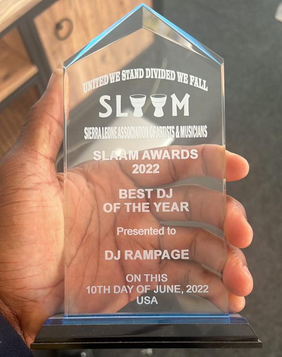 Finally received my SLAAM Award for BEST DJ 2022.🇸🇱🇺🇲
Thanks y'all for your continuous support. 
#awardwinningdj
#SaloneTwitter 
#corporatedj
#ontherampage