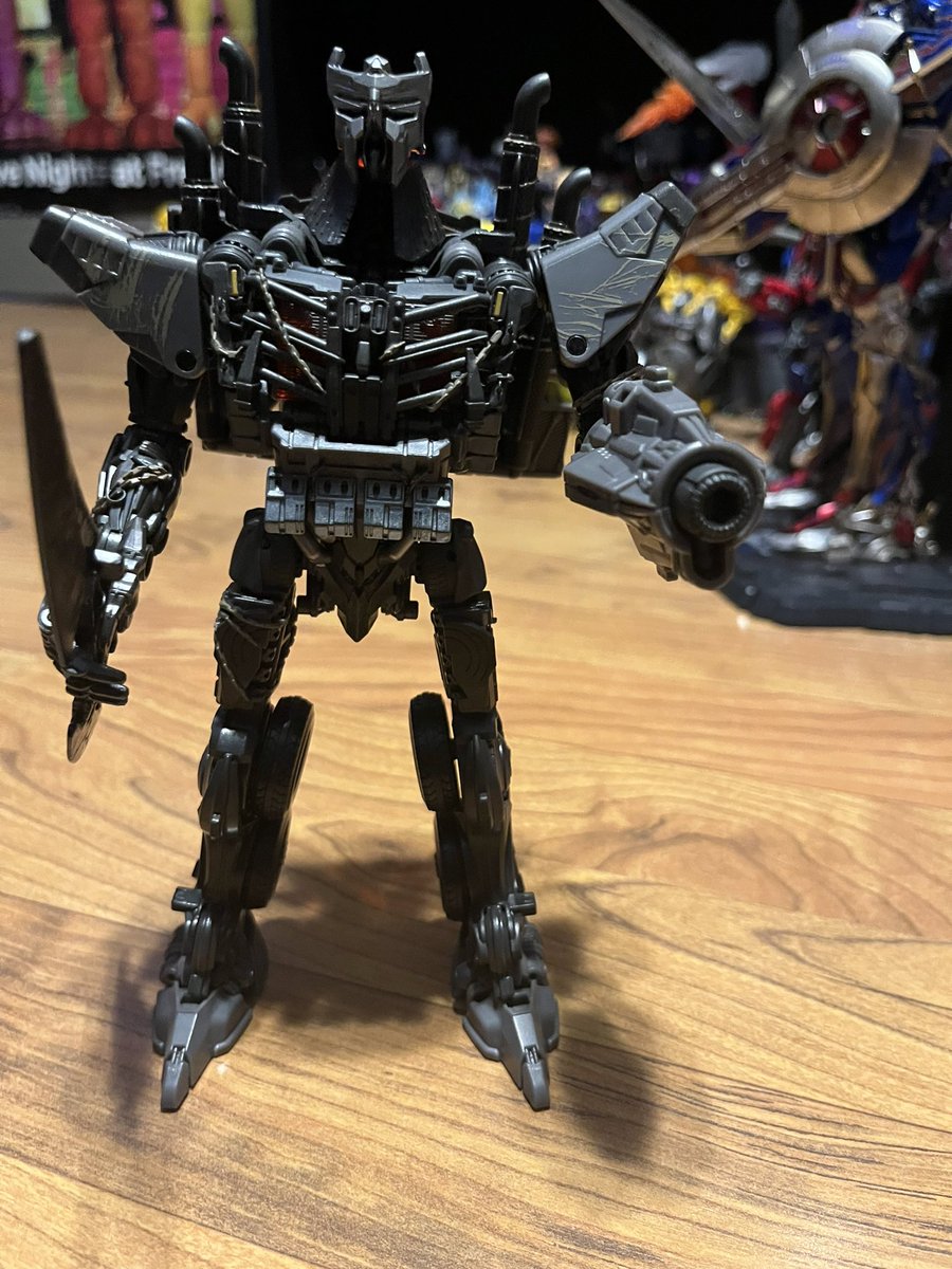 A darkness is coming this figure is so good. #Transformers #TransformersRiseoftheBeasts #studioseries #transformersstudioseries