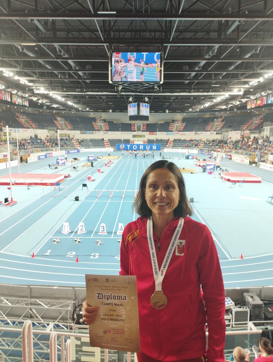 La recompensa a 8 meses de entrenamientos llega nuevamente en la pista talismán de Torun. Marta Camps campeona del Mundo de 800m W50 en pista cubierta.