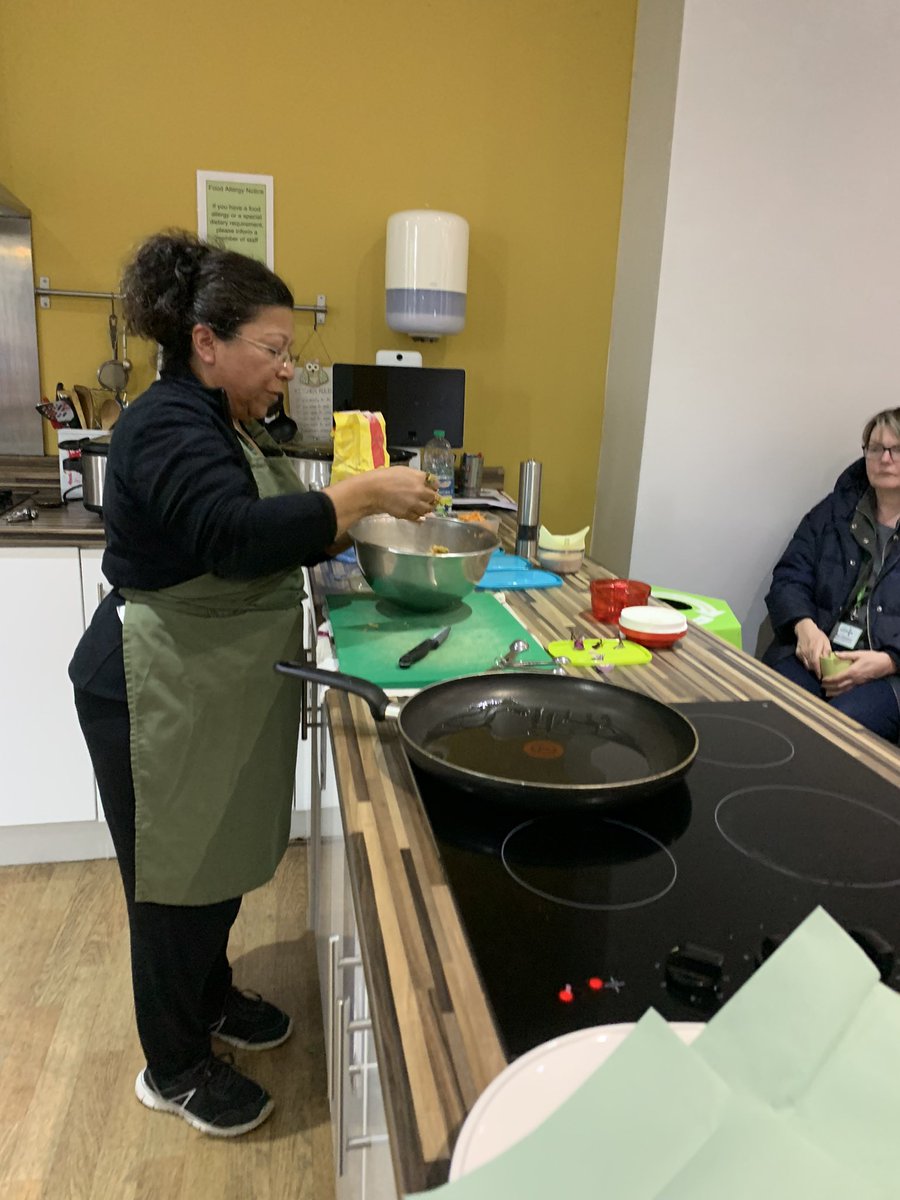 OperationFarm's tweet image. Great vibe tonight at our Community Food Chat. Co-hosted by @WeActTogether the event saw Kala from @chiitchaatmcr host a food demonstration.
Later, Amy from @kindlingtrust presented their plans for a new community farm and info on how the @vegboxpeople scheme works. 
Top night 💚