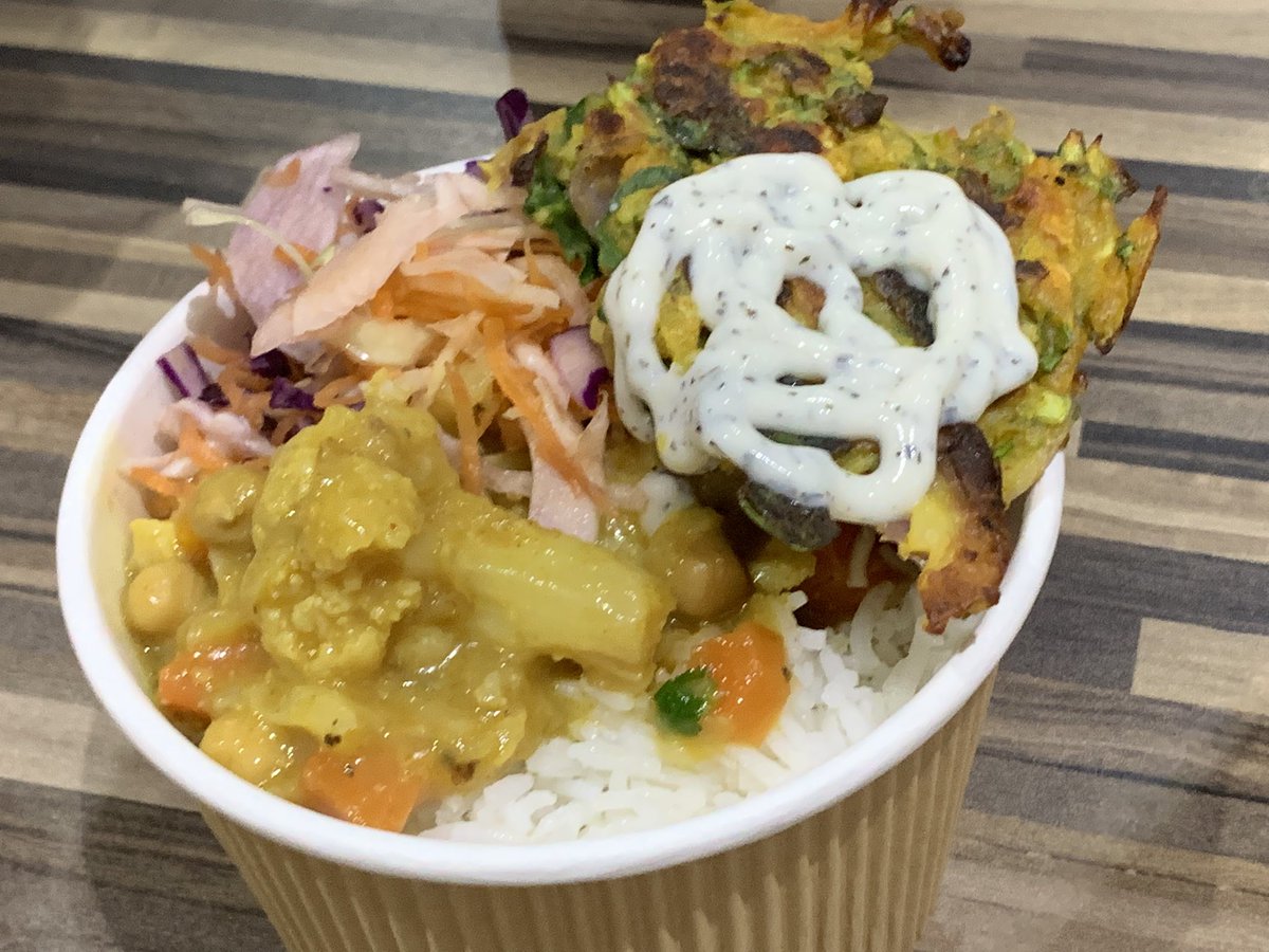 OperationFarm's tweet image. Great vibe tonight at our Community Food Chat. Co-hosted by @WeActTogether the event saw Kala from @chiitchaatmcr host a food demonstration.
Later, Amy from @kindlingtrust presented their plans for a new community farm and info on how the @vegboxpeople scheme works. 
Top night 💚