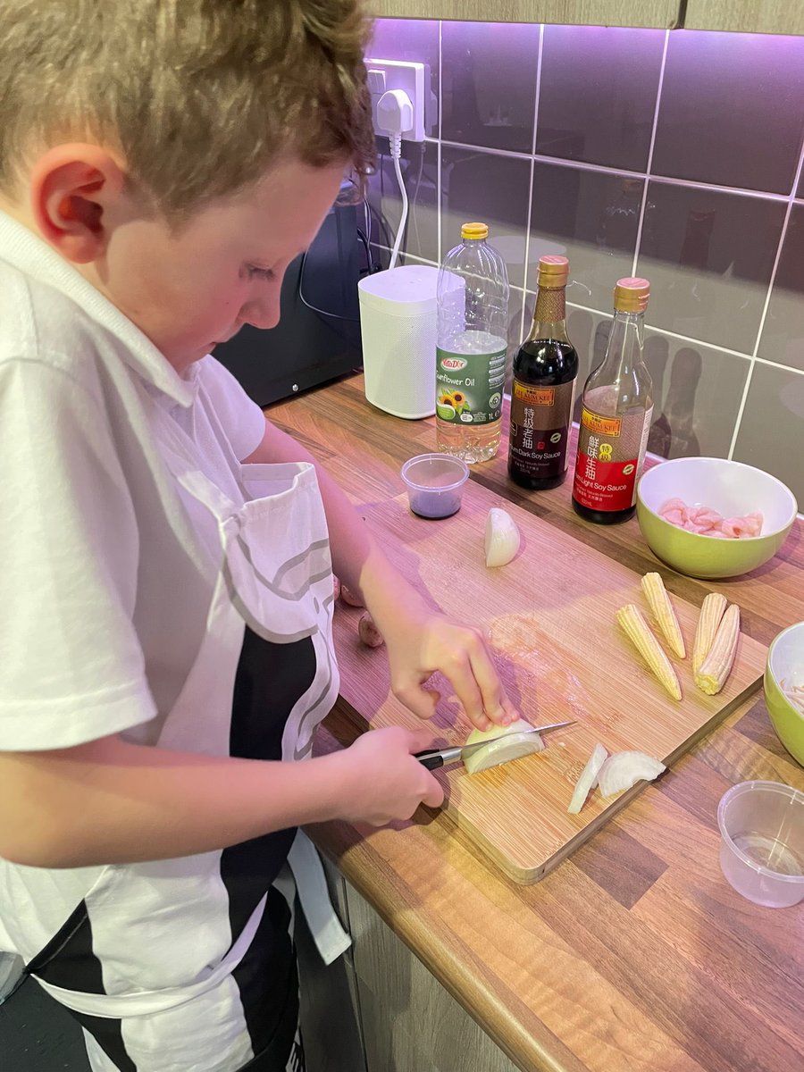 DowlingMichelle's tweet photo. Jacob used his veg bag of onions, baby corn, mushrooms and bean sprouts to make a scrumptious chicken chow mein 🍜 @NYPSY3Elephants @Newyorkprimary https://t.co/zwOdnuJjlR
