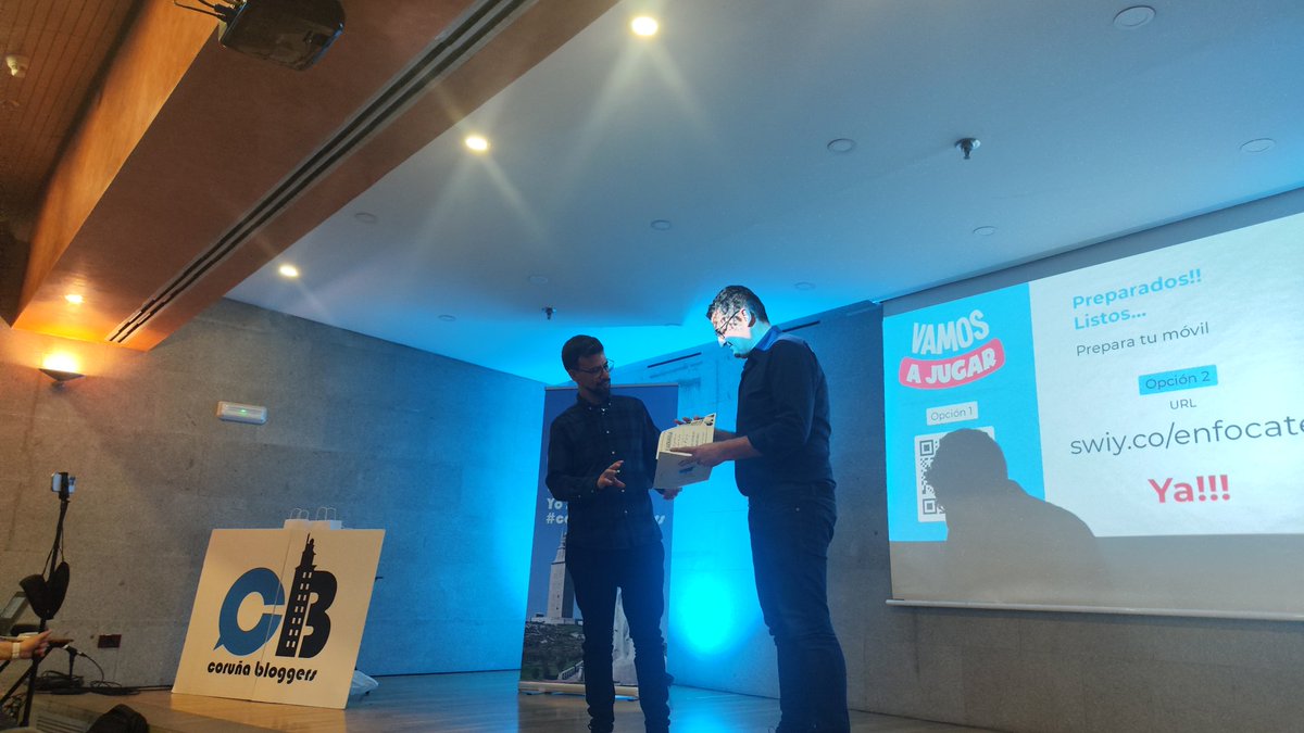 CorunaBloggers's tweet photo. Diego Silva de Enfócate Branding nos regala una sesión de fotos para redes ¡Yuji!! Enhorabuena al ganador  #coruñabloggers #fotografiaempresa #ecommerce #coruña #fotografia https://t.co/GWGS1Dkhr1