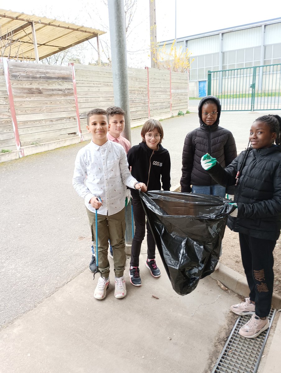 EmileGuillaumin's tweet photo. Opération collège propre. Toutes nos classes se retroussent les manches pour ramasser les déchets de la cour. Un belle action citoyenne menée par les #cpe et le #cvc .
@acclermont
@Allierdpt @DSDEN_03 @adater03 https://t.co/yNUSDZBi0G