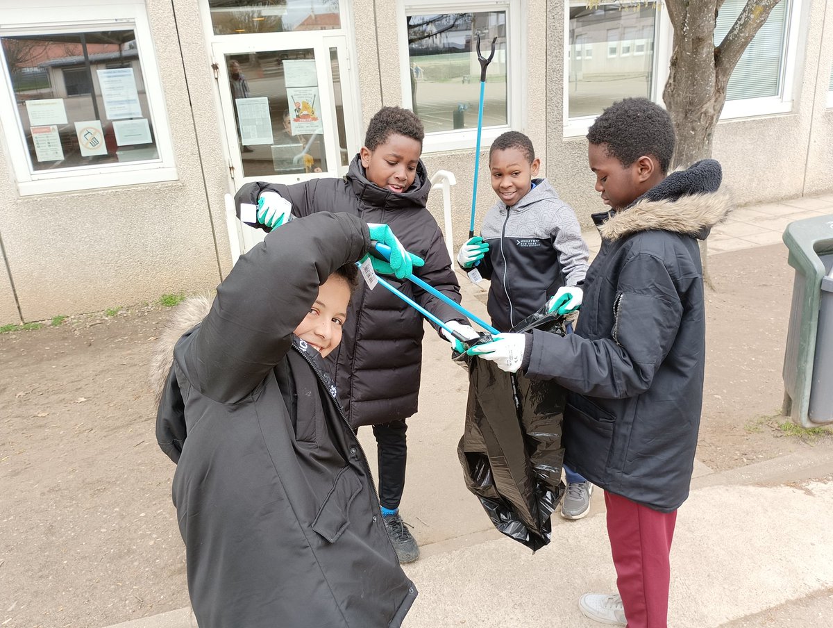 EmileGuillaumin's tweet photo. Opération collège propre. Toutes nos classes se retroussent les manches pour ramasser les déchets de la cour. Un belle action citoyenne menée par les #cpe et le #cvc .
@acclermont
@Allierdpt @DSDEN_03 @adater03 https://t.co/yNUSDZBi0G