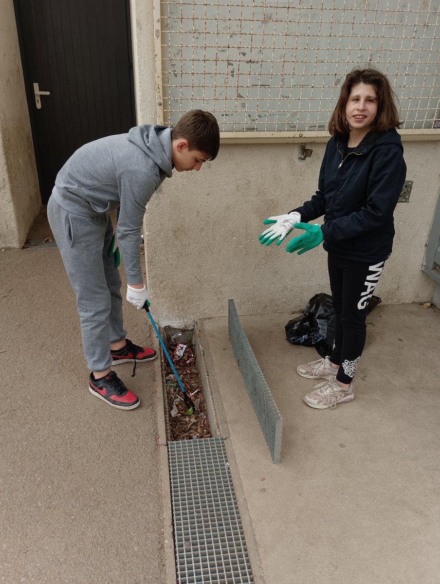 Opération collège propre. Toutes nos classes se retroussent les manches pour ramasser les déchets de la cour. Un belle action citoyenne menée par les #cpe et le #cvc .
<a href="/acclermont/">Académie de Clermont-Ferrand</a>
<a href="/Allierdpt/">Allier Département</a> <a href="/DSDEN_03/">DSDEN Allier</a> @adater03