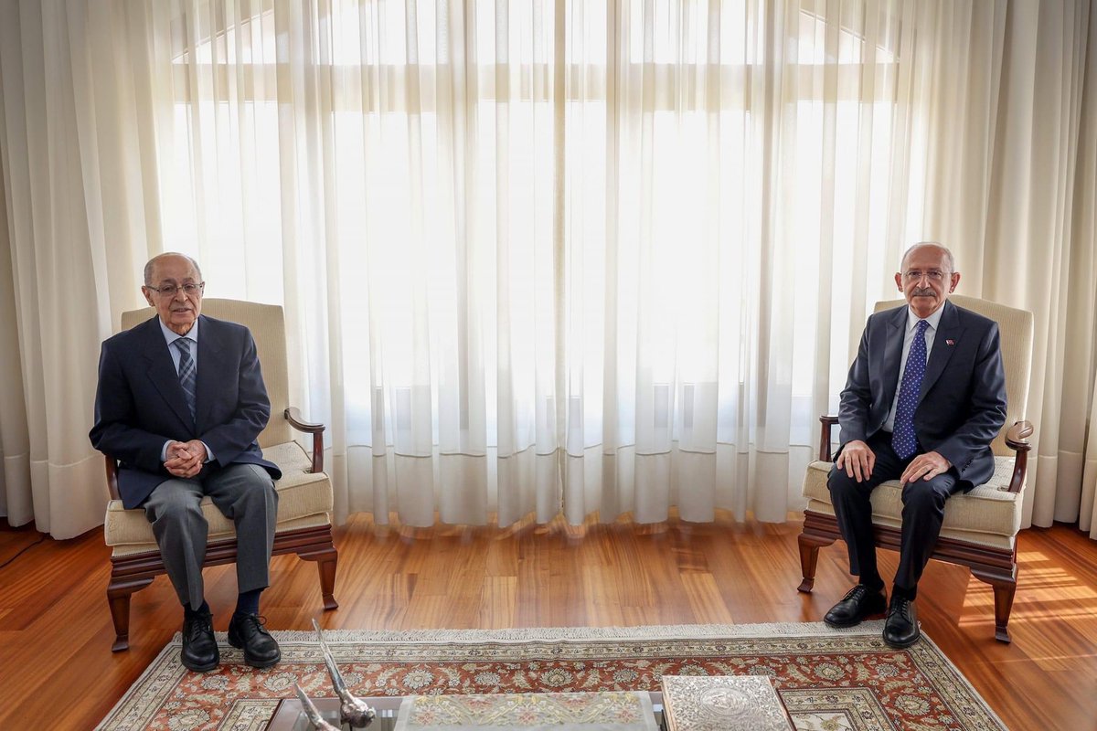 Soldaki 99 depremi sonrası ekonomisi kırılgan hâle gelen ülkede 2001 krizini çıkarttı. Gecelik fâizler %7500 seviyelerine çıktı, bankalar hortumlandı, esnâflar iflâs etti, ülke 1 milyar dolar için imf'e dilenci edildi, devalüasyon ile milletin cebindeki üç beş kuruş da çalındı.