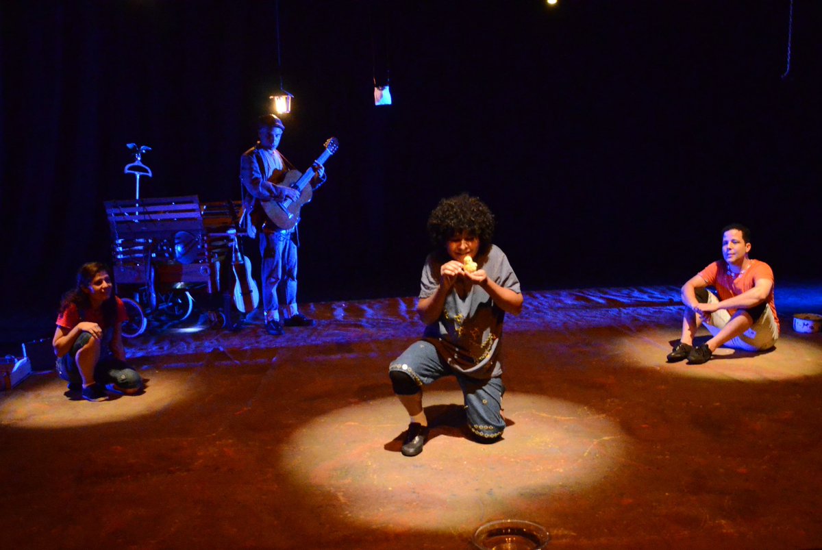 Estreia hoje, 30/3, a peça “Pru-ti-ti - Memórias de Estimação” 🎭 
 
Venha conhecer a história de Cau, um garoto que troca algumas latas e panelas velhas por um pintinho, e tenta a todo custo levá-lo para casa 🤭  

⏰Quinta e sexta, às 18h | Sábado e domingo, às 16h