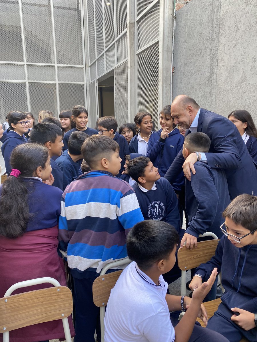 Acompañamos a <a href="/omarperotti/">Omar Perotti</a> y al Padre Ignacio en la inauguración de la Escuela Secundaria3197 “Nuestra Señora de la Esperanza” y de las reformas de la EESOPI 3037 “Natividad del Señor”. Entre las más de 1400 obras que realizamos en la Provincia, la Educación también es prioridad.