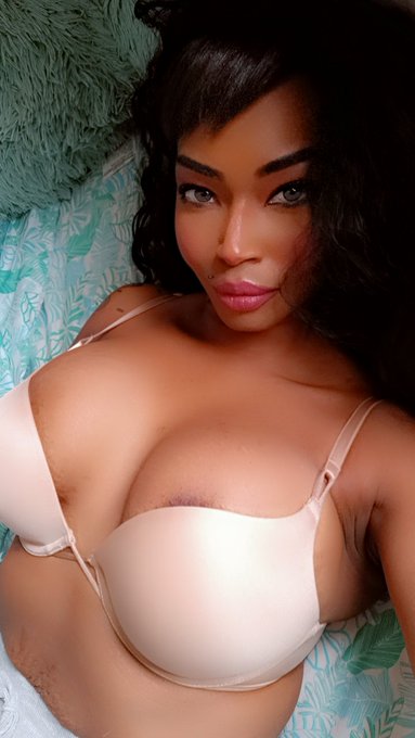 When my bras lose the fight. #freethenipple https://t.co/LPBN0dXcMx<a href="/tag/freethenipple"class="tags">#freethenipple</a>