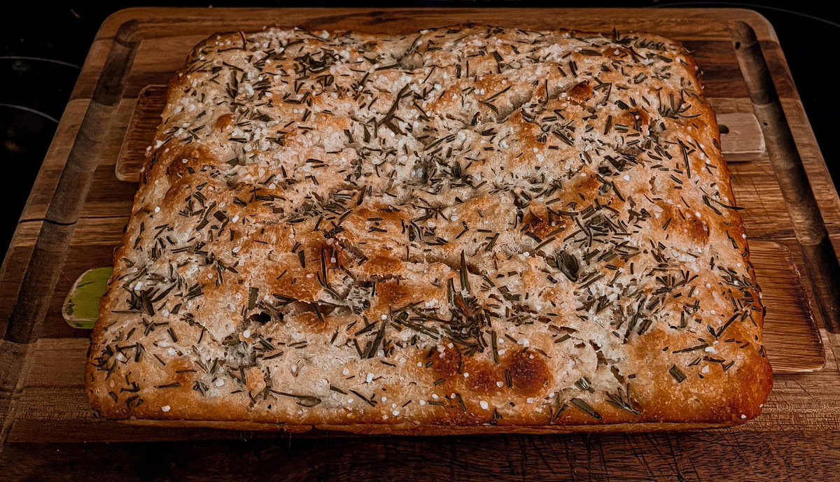 16mpclub's tweet photo. Danke, Plandemie. Ich habe gelernt, Brot zu backen. Unter anderem: Mein selfmade Sauerteig Focaccia - ofenfrisch &amp; knusprig. Mit leicht zerfließender Butter … Jetzt! 🕺

#focaccia #bakerman #sourdough https://t.co/ZioAixsC40