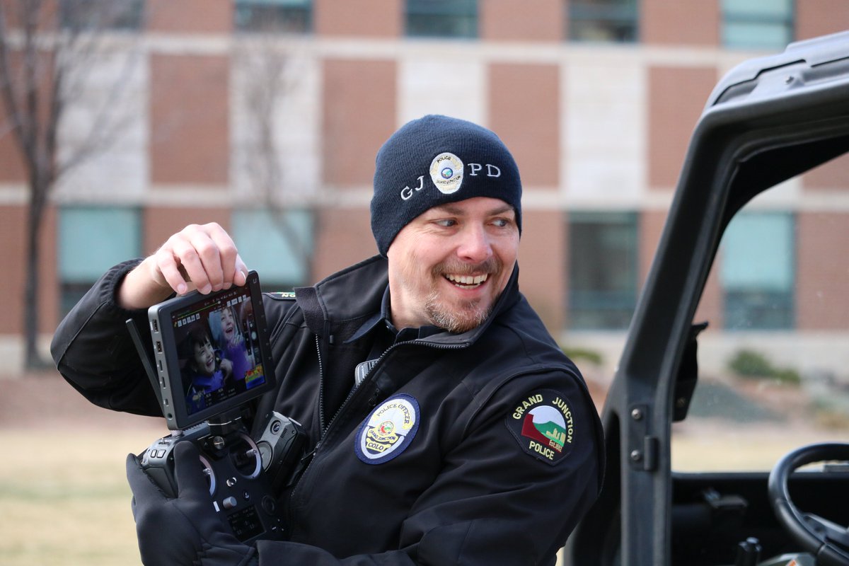 GrandJunctionPD's tweet photo. #GJPD was happy to join our firefighting friends for the Community Risk Reduction event at @ColoradoMesaU! We had pretty cool students hang out with us to learn about some of the things we use in police and 911 operations. #servingGJ #TakingCareGJ #policeandfire #bestfriends https://t.co/macwukH4iI