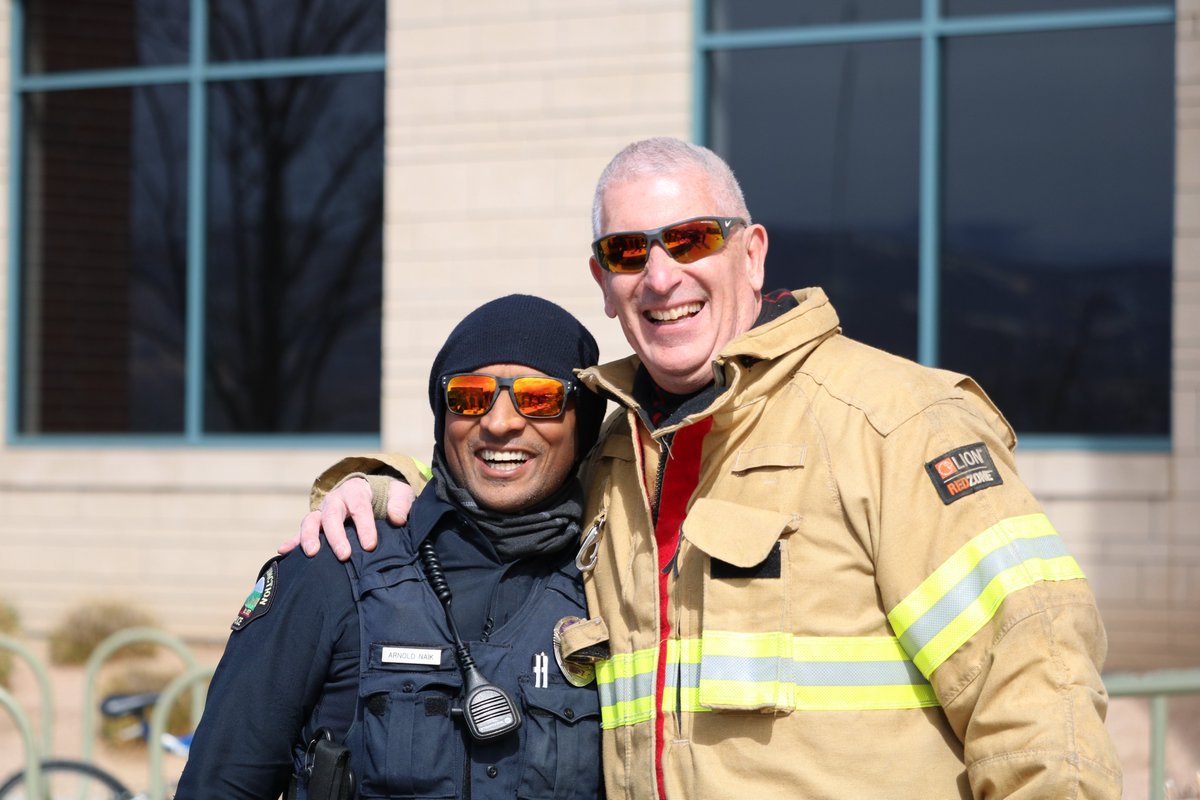 GrandJunctionPD's tweet photo. #GJPD was happy to join our firefighting friends for the Community Risk Reduction event at @ColoradoMesaU! We had pretty cool students hang out with us to learn about some of the things we use in police and 911 operations. #servingGJ #TakingCareGJ #policeandfire #bestfriends https://t.co/macwukH4iI