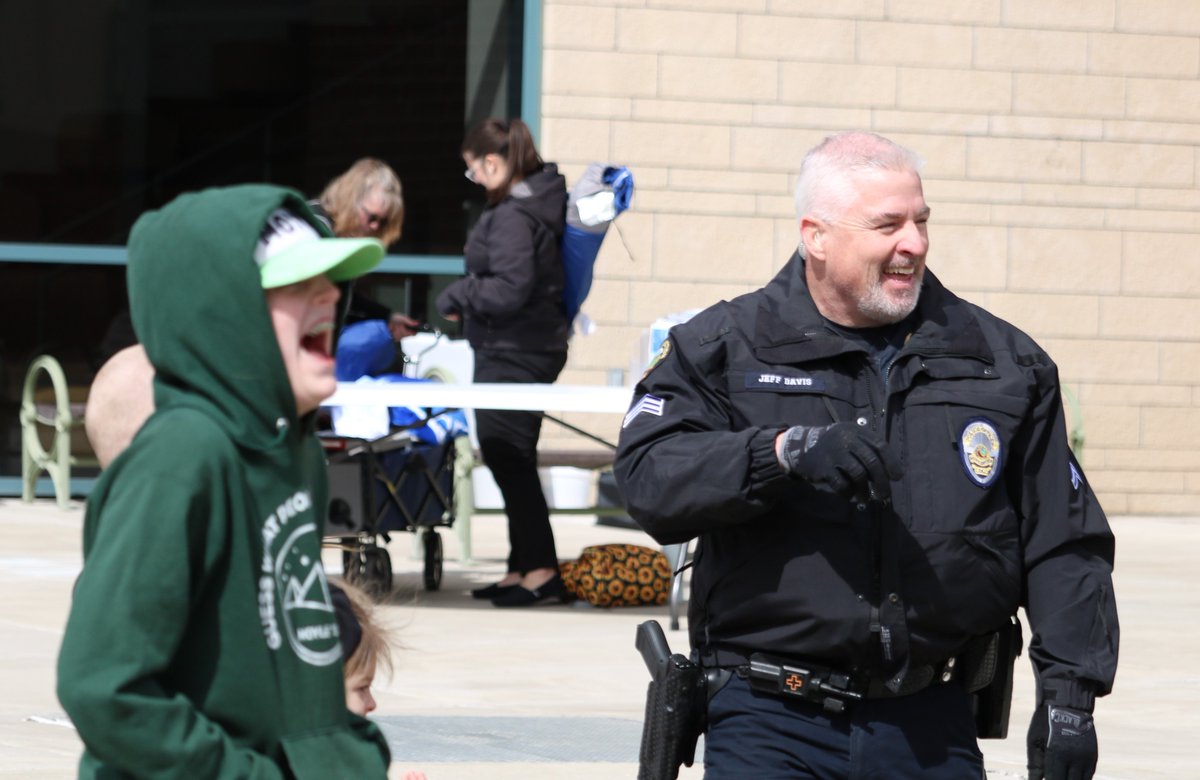 GrandJunctionPD's tweet photo. #GJPD was happy to join our firefighting friends for the Community Risk Reduction event at @ColoradoMesaU! We had pretty cool students hang out with us to learn about some of the things we use in police and 911 operations. #servingGJ #TakingCareGJ #policeandfire #bestfriends https://t.co/macwukH4iI