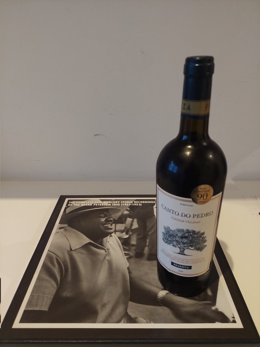 TrigueiroPedro's tweet photo. #vinhamento 5 minutos de jazz. Entrada fluída, apresentaçao limpa, adensa na complexidade, solam cornetas e sabores sem se atrapalhar. #touriganacional, #cabernetsauvignon e #tintafrancisca são o trio deste combo fiável da #fiuza #vinhostweeter. https://t.co/OtE0sAhNXz