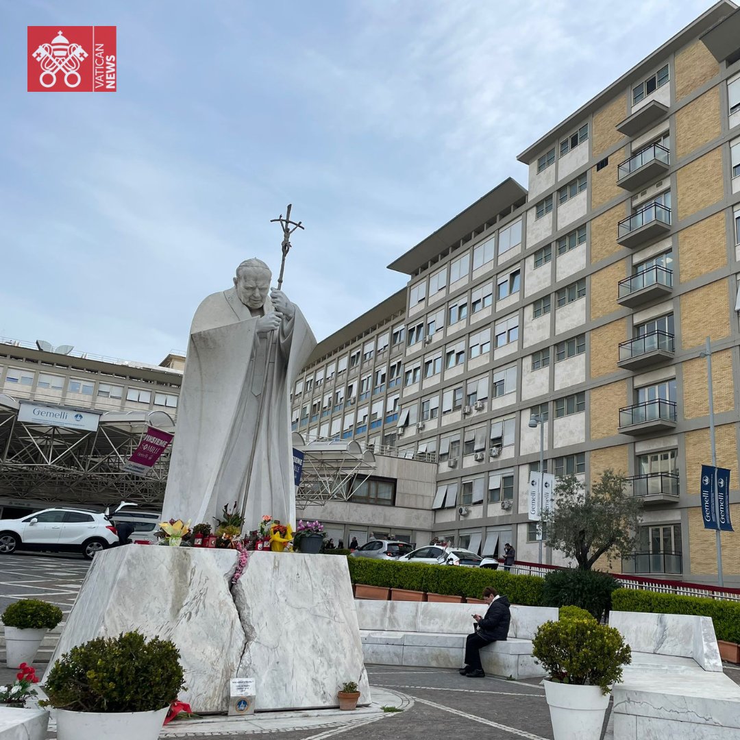 VaticanNews's tweet photo. Pope Francis' doctors said Thursday evening that he is suffering from bronchitis, and is receiving a course of intravenous antibiotics which has improved his condition.
https://t.co/vX9BE4nNs0 https://t.co/1TvormigMG