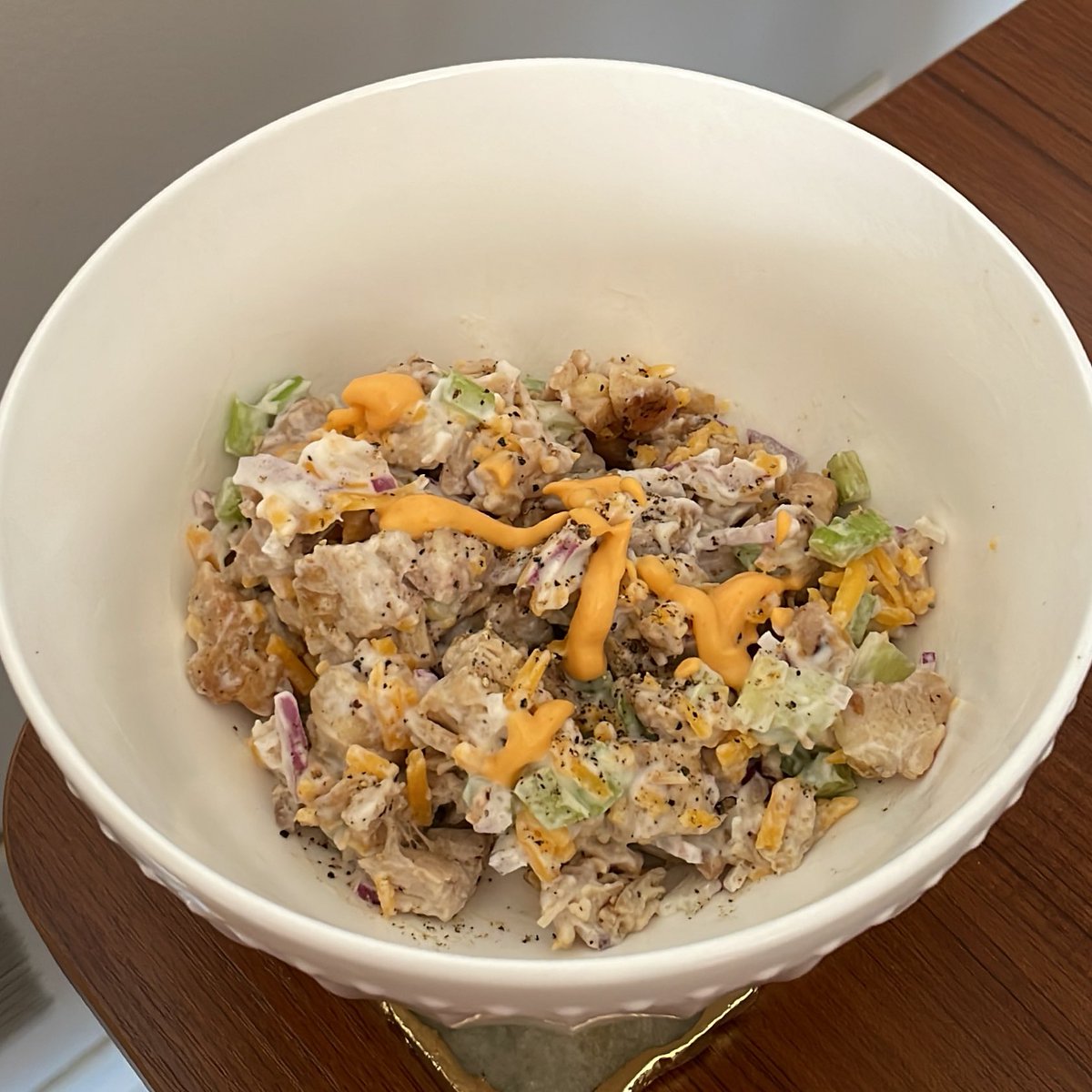 RealChefStove's tweet photo. Quick Chicken Salad🐓🥗

Ingredients:
chicken thigh
celery
red onion
shredded cheddar
mayo

Chëf Stove Style:
 - serve hot
 - top w/ mayo-racha
 - light salt
 - more pepper

#lunch #LunchBreak #lowcarb https://t.co/OiDb5ePTSr