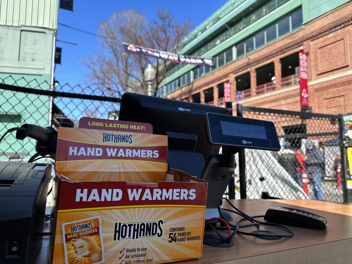 JanetWuNews's tweet photo. @HotHandsBrand @HeatFactory_USA @grabberwarmers - you are doing great business today at Fenway Park https://t.co/faNCU4sEMA