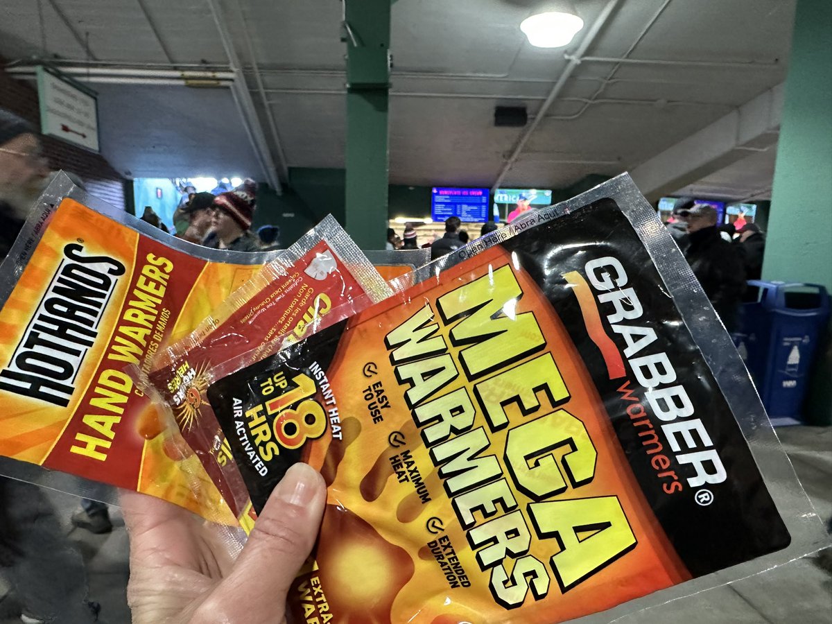 JanetWuNews's tweet photo. @HotHandsBrand @HeatFactory_USA @grabberwarmers - you are doing great business today at Fenway Park https://t.co/faNCU4sEMA