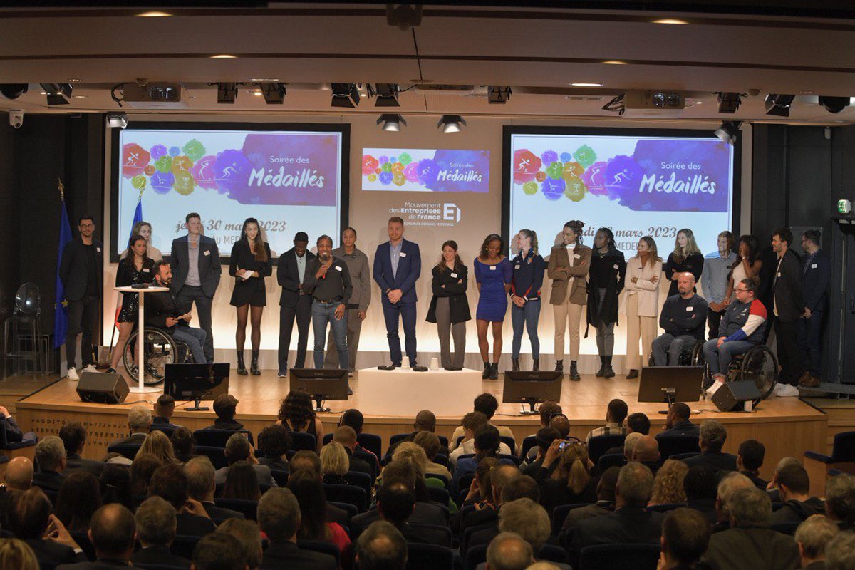 Au @MEDEF pour une belle soirée entre athlètes &amp; entreprises🌟Les sportifs sont inspirants, ils ont besoin d’être soutenus. Les entreprises savent leur valeur, elles ont un cadre attractif pour les aider. 
#Paris2024 est un catalyseur de cette rencontre 
jesoutiensunathlete.fr