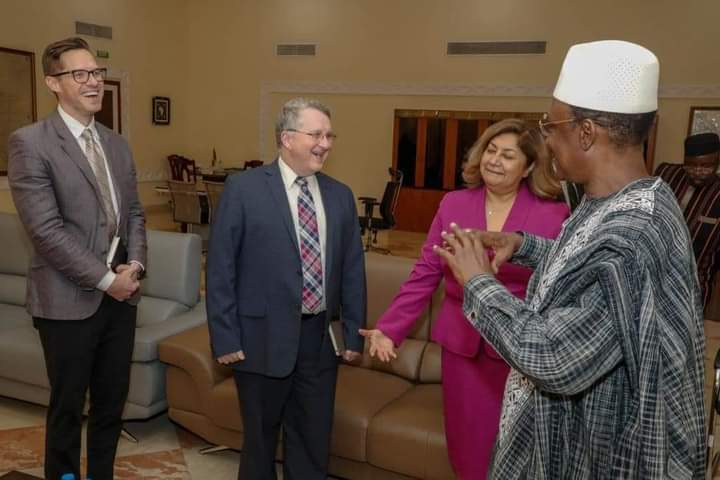 kaliloi_sy's tweet photo. Le pays isolé est avec l'ambassadeur des États-Unis 🏃🇲🇱
PRIMATURE                       L'Ambassadeur des États- Unis Mme Rachna KORHONEN reçu en audience                                 
Quelques jours seulement après la présentation de ses lettres de créances au Président. https://t.co/qETnHk9cy2