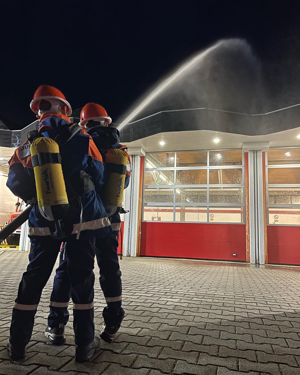 fwwirges's tweet photo. Die Jugendfeuerwehr übt jetzt realistischer. https://t.co/xkCHrqXhKe  #feuerwehr #Jugend #112 #notruf #feuerwehrvgwirges #wirges #immerda https://t.co/nf4VBoPL1n