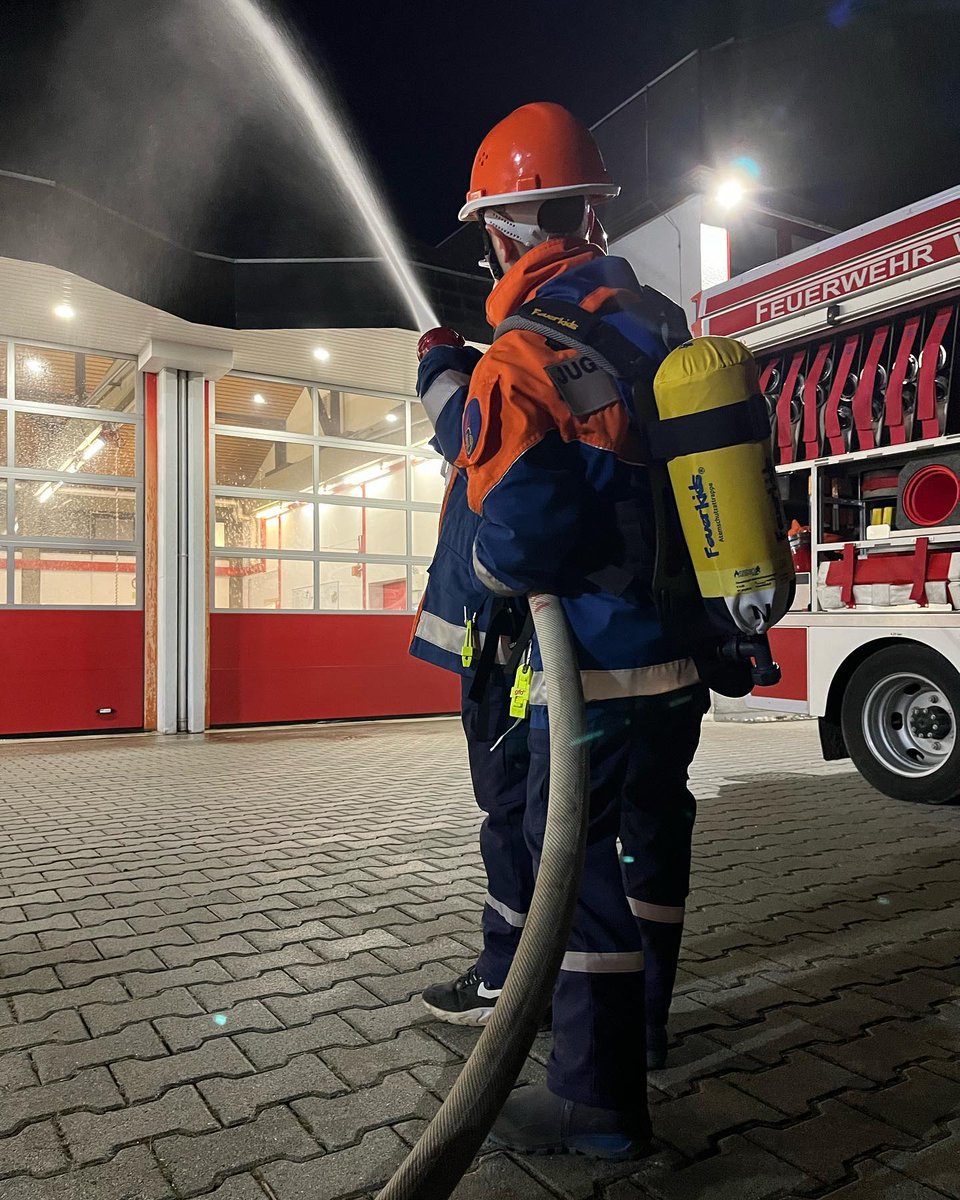 fwwirges's tweet photo. Die Jugendfeuerwehr übt jetzt realistischer. https://t.co/xkCHrqXhKe  #feuerwehr #Jugend #112 #notruf #feuerwehrvgwirges #wirges #immerda https://t.co/nf4VBoPL1n