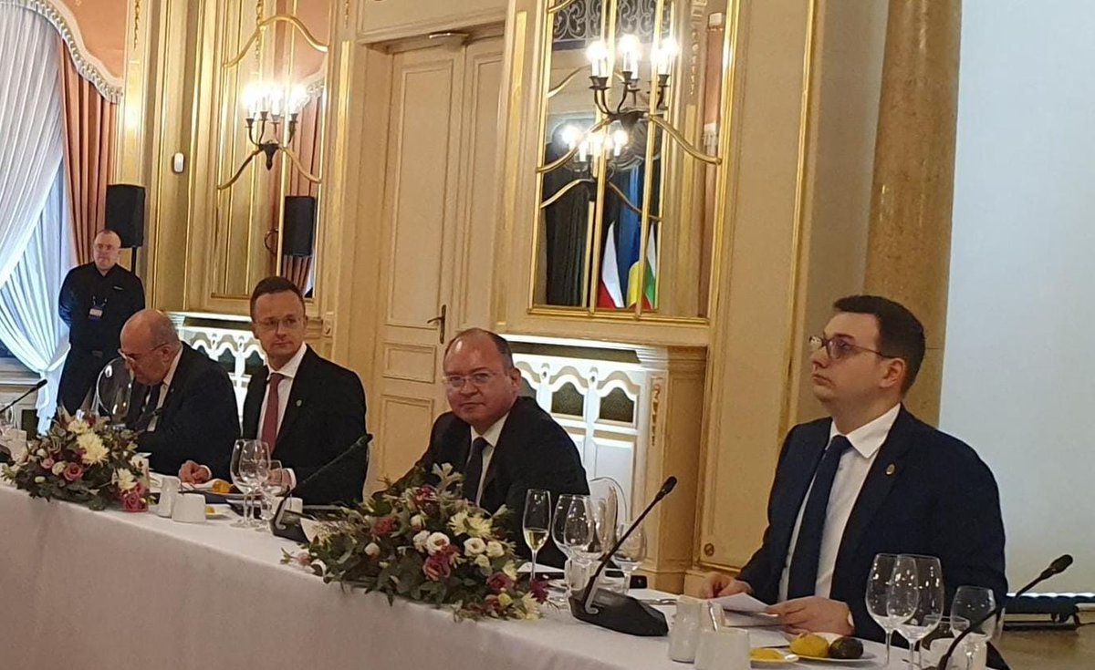 BogdanAurescu's tweet image. Starting #Bucharest9 ForMin in Łódź,I discussed with my colleagues FMs of #EasternFlank states on countering impact of RU war against 🇺🇦.I underlined that the only way to bring peace back to #BlackSea region is supporting #Ukraine to win the war.🇷🇴 will continue to do its part!