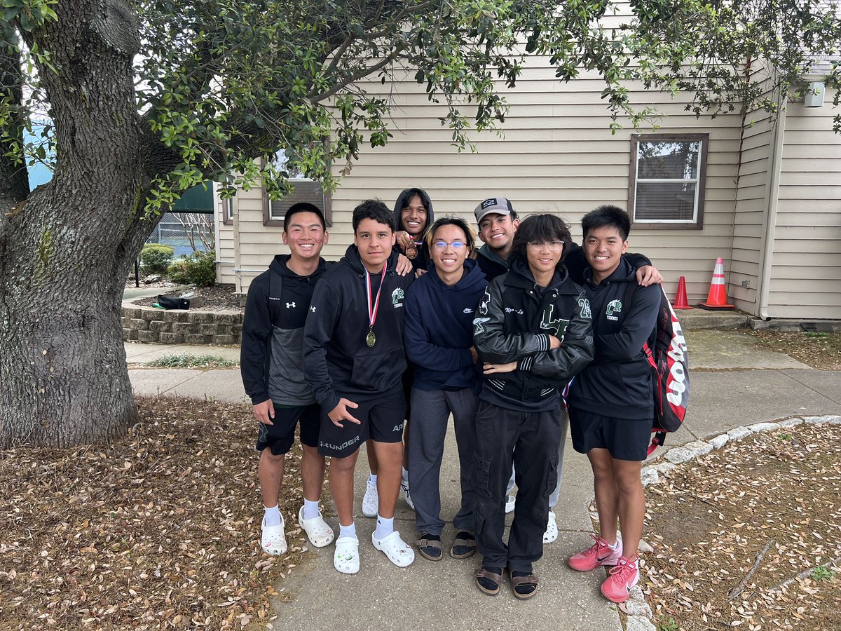 LakeRidgeTennis's tweet photo. @LakeRidgeTennis bringing home some hardware!! Let’s gooooo! https://t.co/Q48xYKTTiC
