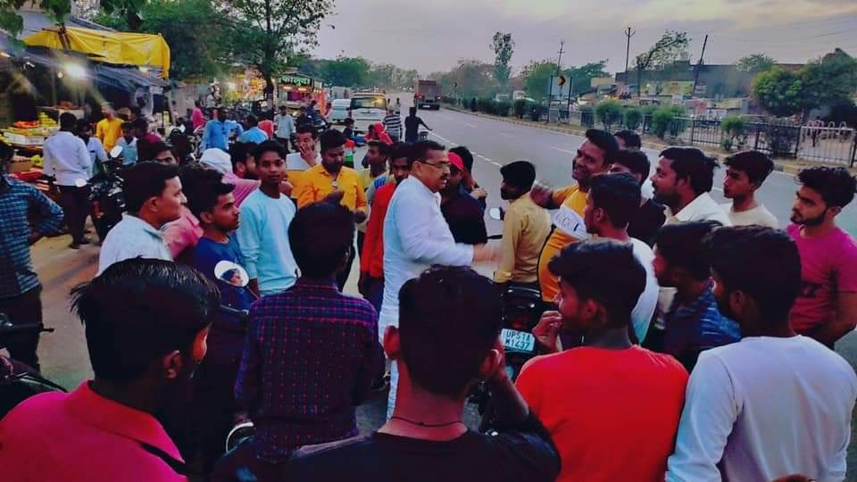 virendramishrb's tweet photo. आज श्री रामनवमी के शुभ अवसर पर महराजगंज बाजार में भगवान श्री राम की भव्य शोभायात्रा में शामिल हुआ।
#जयश्रीराम 
#जयसियाराम https://t.co/NVP9GxMnxZ