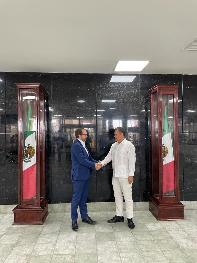 maximilianoreyz's tweet photo. Llega a Cd. Juárez el Subsecretario de Asuntos Consulares de @CancilleriaHN 🇭🇳 para atender a las víctimas del incendio.  Lo acompaña el DG Centroamérica de la @SRE_mx @cibelaus quien coordina  in situ las gestiones con cónsules y autoridades internacionales. https://t.co/9evQGWuiyn