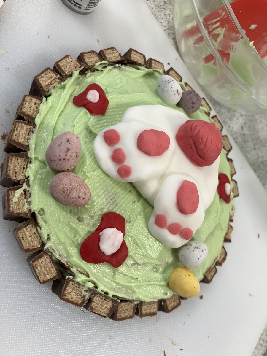 MissCurrie_HE's tweet photo. Cake decorating with S3 today 🐣 lovely design ideas, well done ⭐️👏🏼 https://t.co/LsRLrWWNTn
