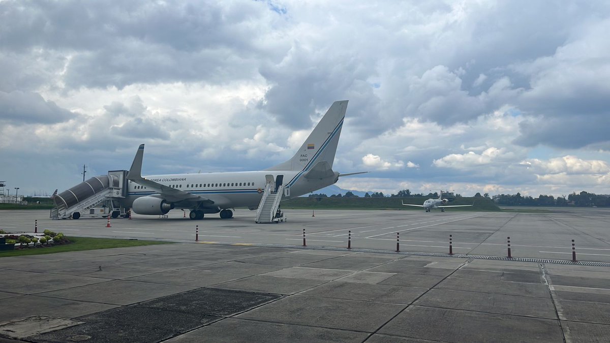 WRadioColombia's tweet photo. #Atención | El presidente @petrogustavo cancela viaje a Cartagena donde se desarrollaría la Cumbre de la Paz. El mandatario puso a disposición de usuarios afectados de Ultra Air todos los aviones de la Fuerza Aérea incluyendo el avión presidencial, que se desplazará a San Andrés. https://t.co/gn6fJQhup1