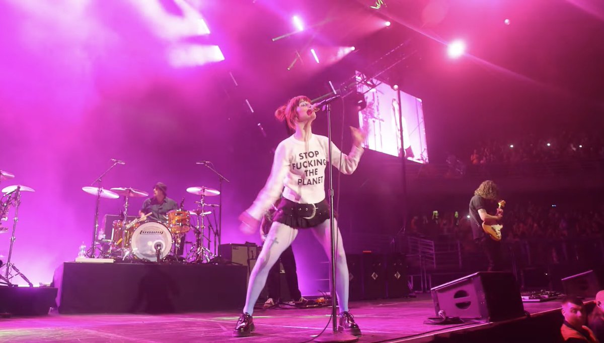 Paramore_Mex's tweet photo. El último video que Paramore había hecho con fragmentos de conciertos fue 2013 para la canción “Daydreaming” en Londres. 

Ahora le tocó a Sudamérica ser protagonista para el video de la canción ‘You First’ 🇧🇷🇦🇷🇵🇪🇨🇴🇨🇱 que salió hace unos minutos. https://t.co/igYrxoXQah