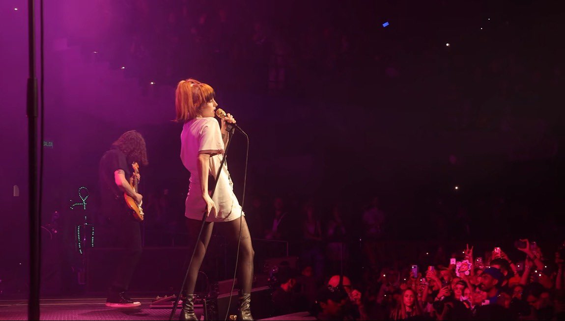 Paramore_Mex's tweet photo. El último video que Paramore había hecho con fragmentos de conciertos fue 2013 para la canción “Daydreaming” en Londres. 

Ahora le tocó a Sudamérica ser protagonista para el video de la canción ‘You First’ 🇧🇷🇦🇷🇵🇪🇨🇴🇨🇱 que salió hace unos minutos. https://t.co/igYrxoXQah