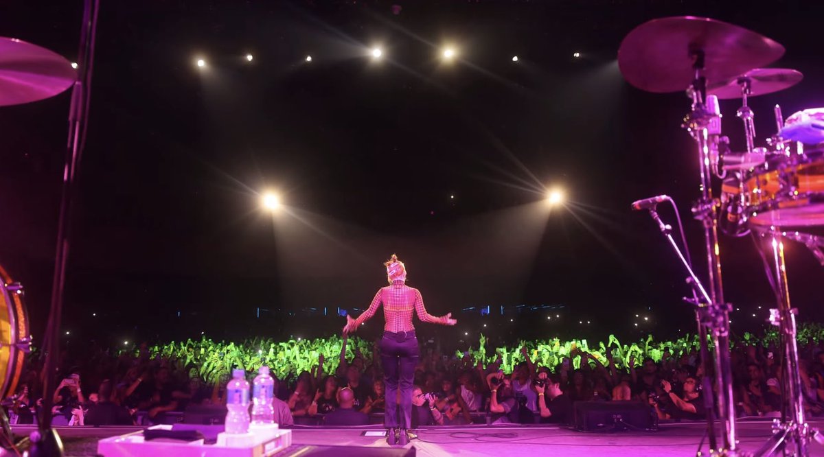 Paramore_Mex's tweet photo. El último video que Paramore había hecho con fragmentos de conciertos fue 2013 para la canción “Daydreaming” en Londres. 

Ahora le tocó a Sudamérica ser protagonista para el video de la canción ‘You First’ 🇧🇷🇦🇷🇵🇪🇨🇴🇨🇱 que salió hace unos minutos. https://t.co/igYrxoXQah