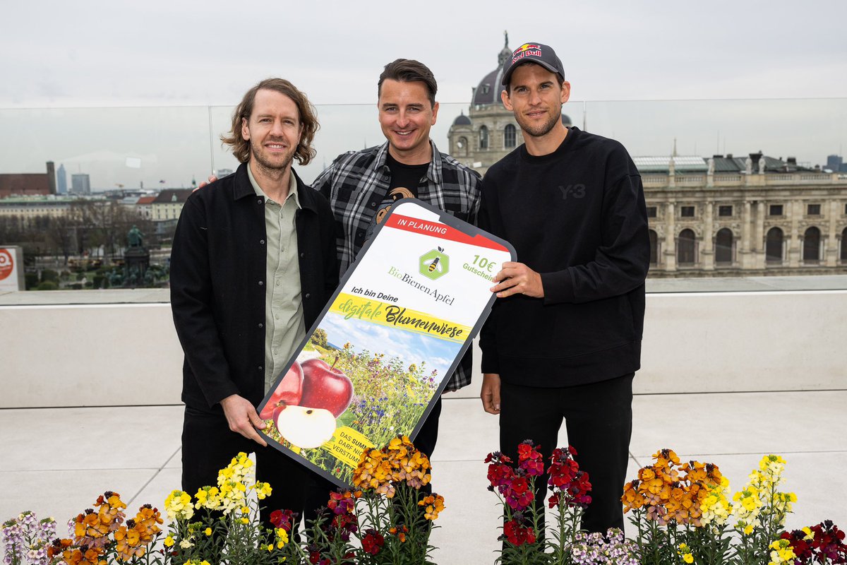 ocsebvettel's tweet photo. Sebastian Vettel at BBA event today in Vienna π₯°πΈ
#Vettel #BioBienenApfel #Beeahero https://t.co/6KHVT6AFfh