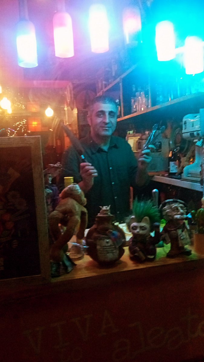 recuerden parroquianas de <a href="/aleatorio_bar/">aleatorio</a> que se acerca el PRIMERO DE ABRIL y habrá que darle muchos besos 
todo el finde / toda la vida
 a <a href="/alanrashed1/">alan rashed</a> el puto mejor.