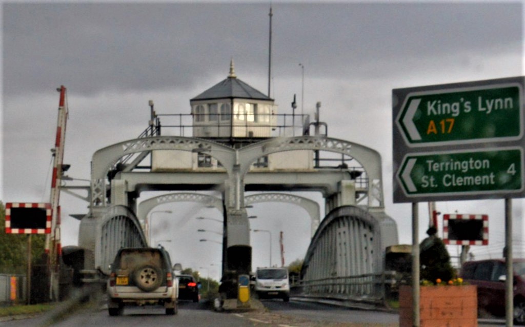 TheSuffolkMan's tweet photo. #SuttonBridge over the #RiverNene taken on a wet day day from a moving car. bordering 3 counties see here https://t.co/QNhZC38qPk 617 #Squadron #RAF #Dambusters connection https://t.co/zAGnJ10M3x