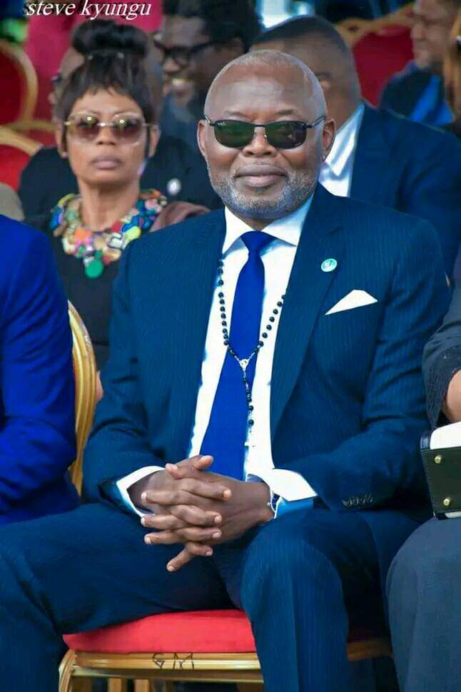 BAtanax's tweet photo. Avec les vrais décideurs, c’est simple et ça va vite. Avec les autres, c’est compliqué et ça prend du temps. Alors tapez haut mon Pn  @VitalKamerhe1 !
@BillyKambale1 @UNCBandalungwa https://t.co/XxG9ikS92c