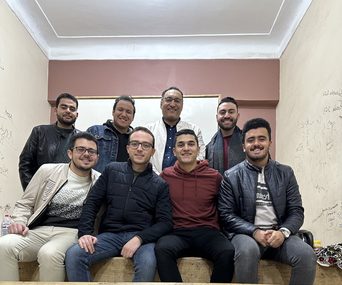 Sharafian007's tweet photo. مكان ليه ذكريات جميلة عندي وهزار وضحك وكل حاجة حلوة فضلنا فيه ٥ سنين بكل الاحداث ال حصلت فيه لسة فاكر كل حصة وكل واجب وكل موقف بيضحكنا ويفكرنا بأجمل أيام♥️ربنا يديم لمتنا ويخليك يا استاذنا ودايما في تقدم♥️♥️ https://t.co/0xyeqhmHs8