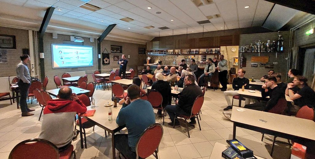 Rutger Bekebrede en Sander Franken geven momenteel een interessante presentatie over de (toekomstige) werkwijze van de scheidsrechtersafdeling van de <a href="/KNVBOost/">KNVB Oost</a>
