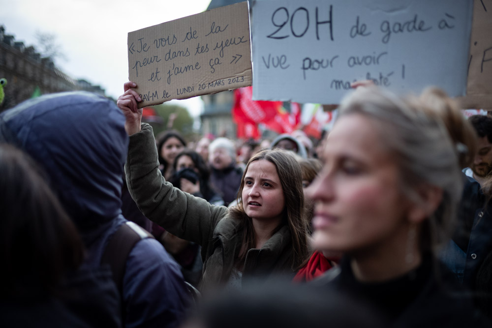 Je suis allé ce soir à Paris au rassemblement contre les #ViolencesPolicieres &amp; en hommage aux victimes de Ste-Soline . Le nouveau collectif <a href="/stopGAV/">🛑 Stop GAV Abusives</a> était présent avec cette phrase :
 "Je vois de la peur dans tes yeux et j'aime ça" prononcée par un membre des #BravM le 20 mars.