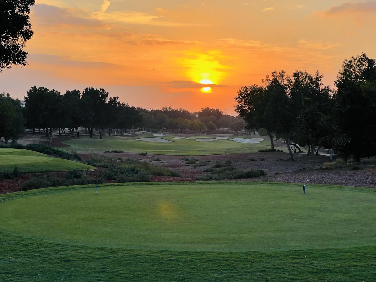 hassano_82's tweet image. My golf club has been cheating me @BeefsGolfClub there’s no club sandwiches on the menu, but here’s a glorious sunset #EarthCourse #JumeirahGolfEstate