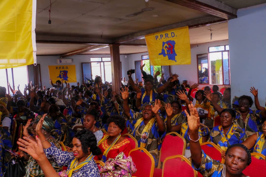 JeanineMabunda's tweet photo. ... kongo central, etc) pour leur courage et ténacité face à la vie chère ainsi que les conflits armés. Il les a invité à défendre la démocratie chèrement acquise en 2006.
#liguedesfemmes #jeaninemabunda https://t.co/z8LKEUSeAz