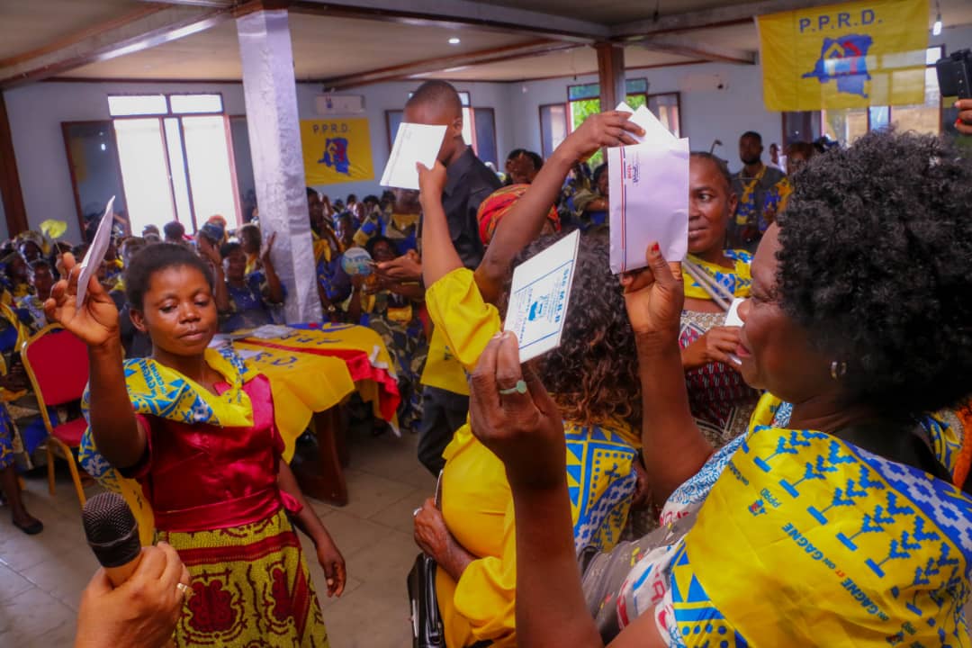 JeanineMabunda's tweet photo. ... kongo central, etc) pour leur courage et ténacité face à la vie chère ainsi que les conflits armés. Il les a invité à défendre la démocratie chèrement acquise en 2006.
#liguedesfemmes #jeaninemabunda https://t.co/z8LKEUSeAz