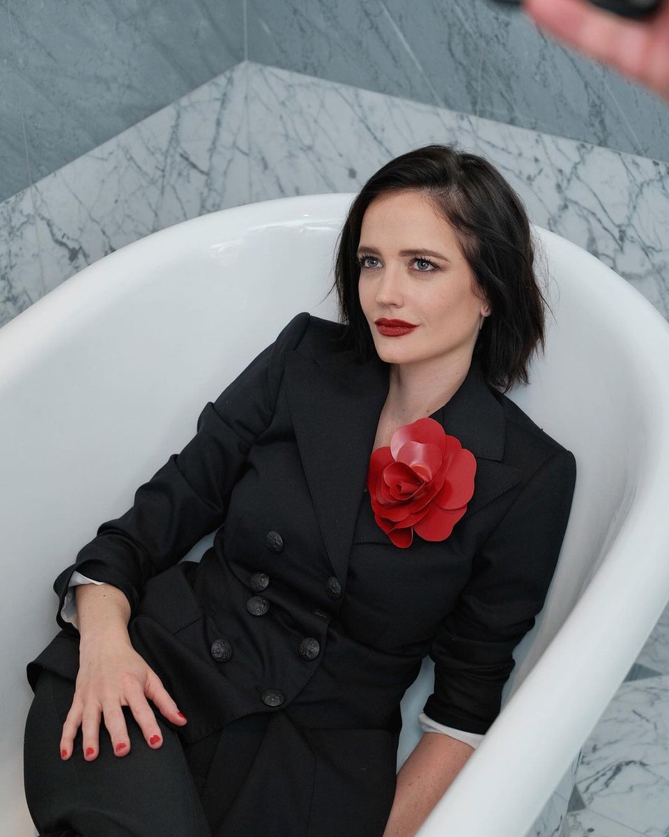 evagreenitalia_'s tweet photo. Eva Green getting ready for the private screening of #TheThreeMusketeers #DArtagnan on March 29 🌺 https://t.co/aivRqByh0F