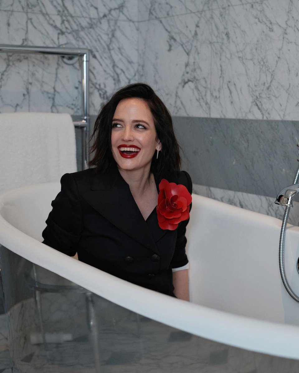 evagreenitalia_'s tweet photo. Eva Green getting ready for the private screening of #TheThreeMusketeers #DArtagnan on March 29 🌺 https://t.co/aivRqByh0F